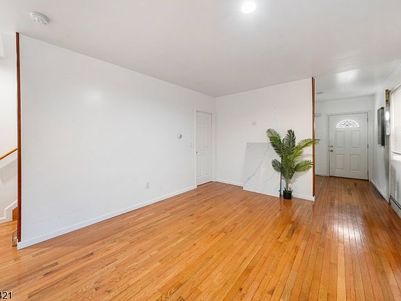4th image of 853 Rebecca Pl
