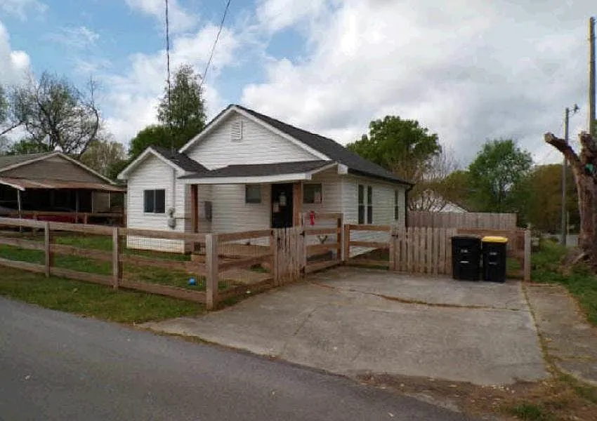 102 Hosea St SW photo 1