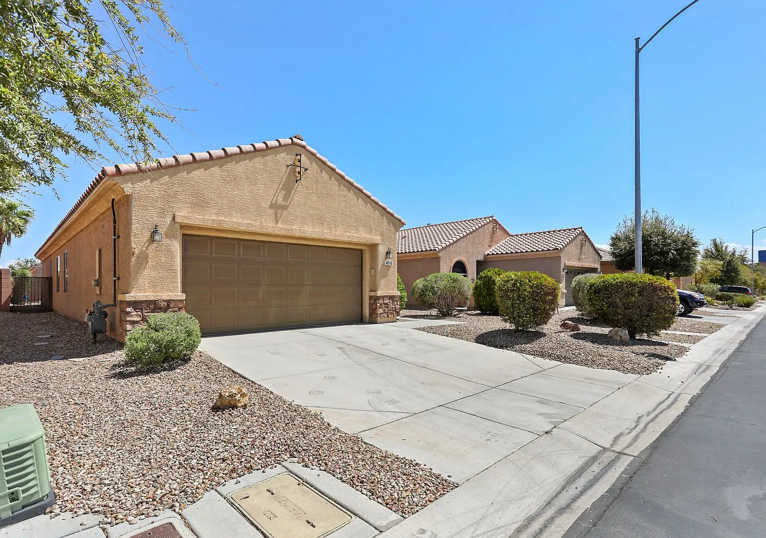Single Story Pool Home In Stallion Mountain Guard Gated Community — Photo 3