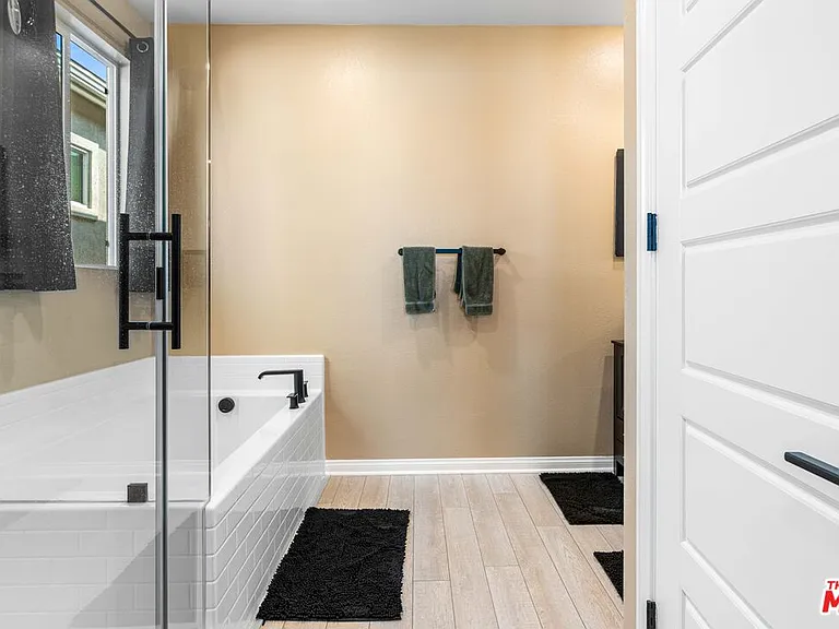 720 Grace Ave — Photo 17
