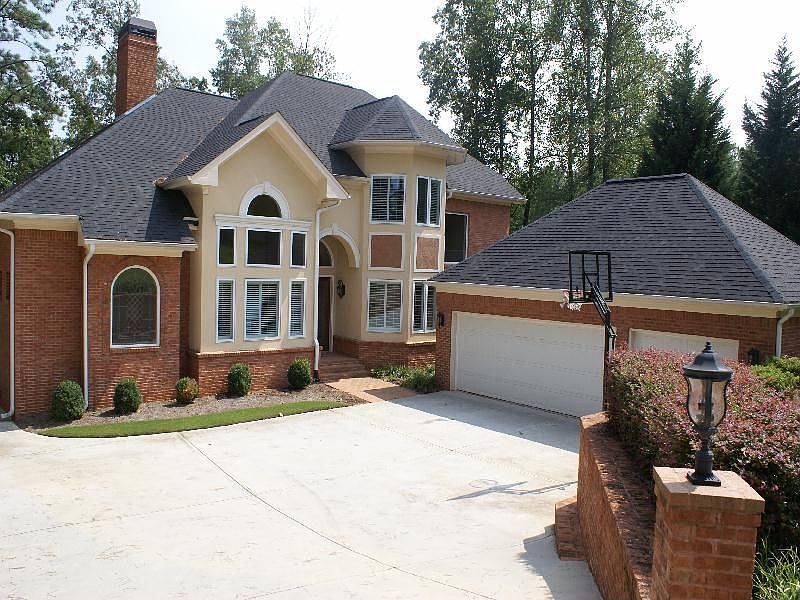 Luxury Lake Lanier Living!