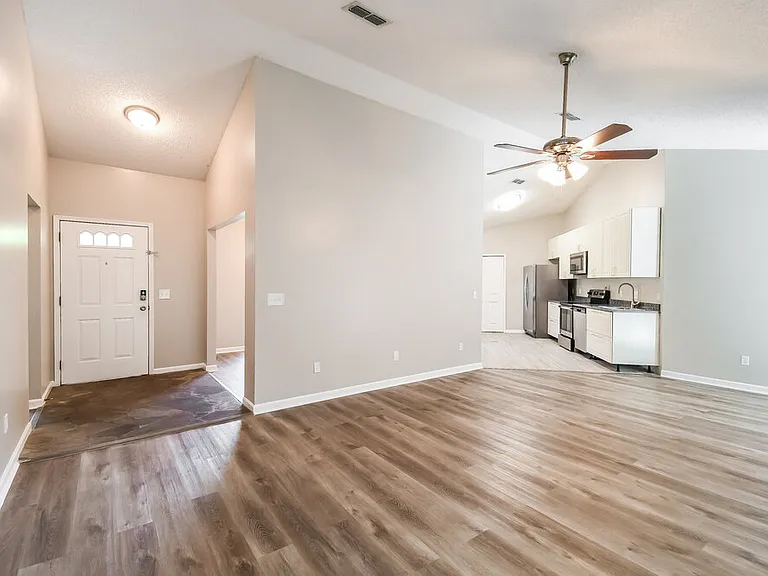 465 Oldfield Dr — Photo 4