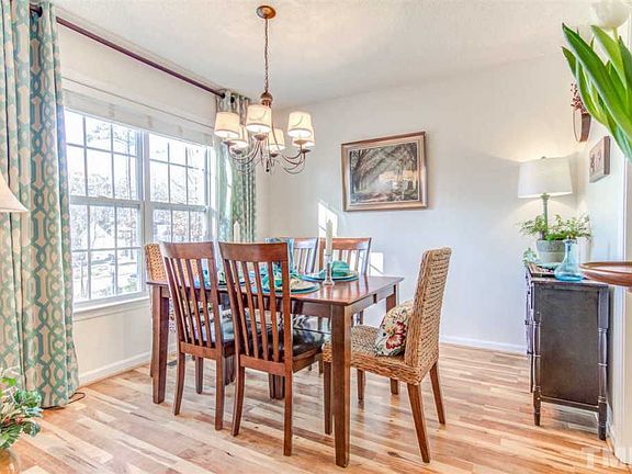 3rd image of 365 Kingsbrook Cir