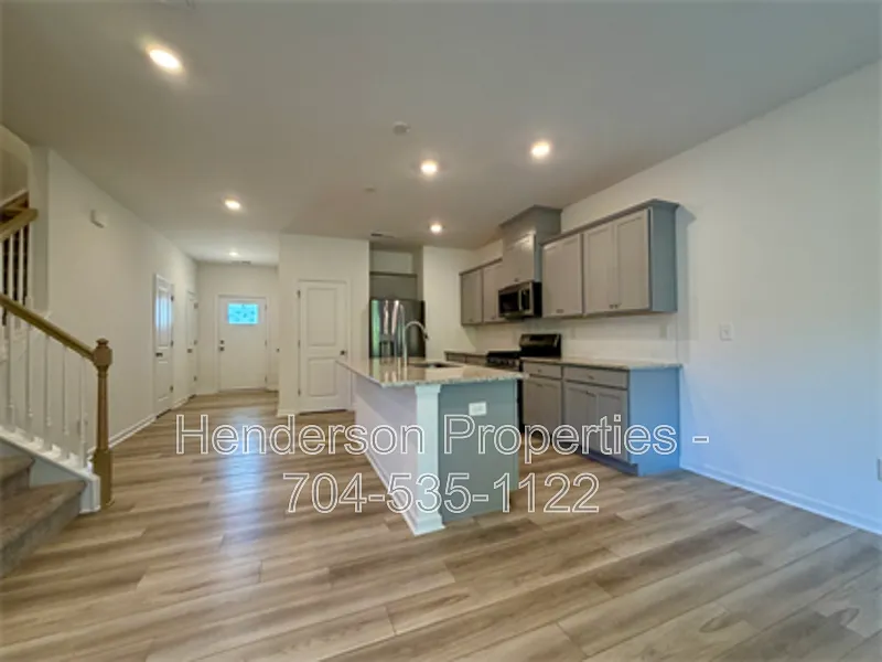 Studio, $2,200 — Photo 3