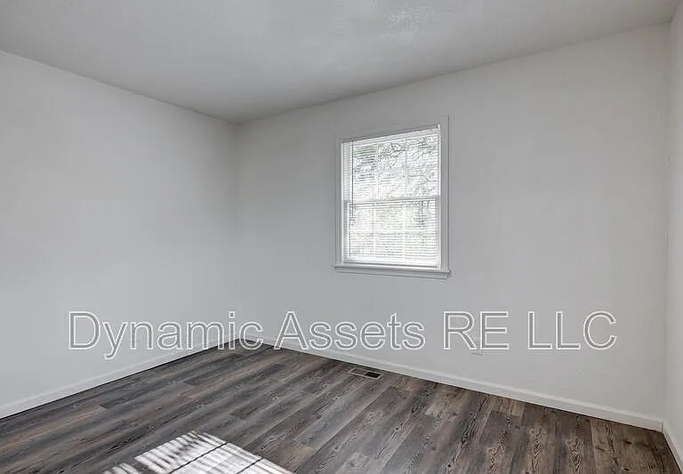 204 E 24th St — Photo 10