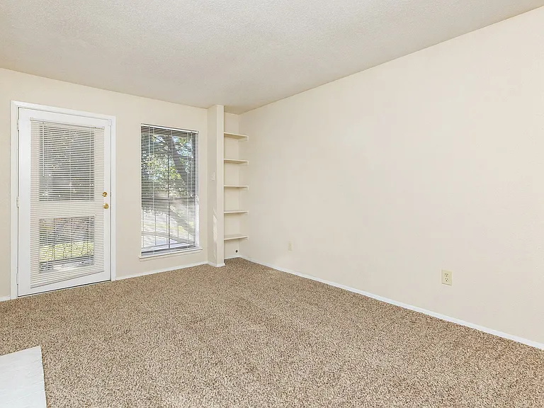 Stone Hollow Apartments — Photo 14