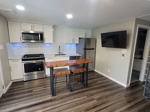 5th image of 7716 Waring Ave