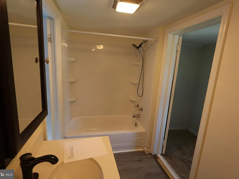 323 W North St — Photo 15