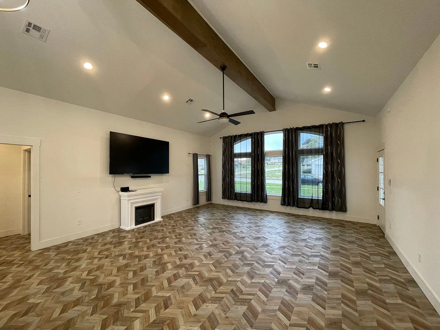 Spacious 3BR Home with Vaulted Ceilings & Split Floor Plan — Photo 2