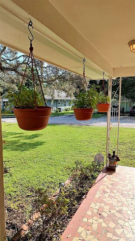 3 bed, 1.0 bath, 1462 sqft, $2,300 — Photo 3