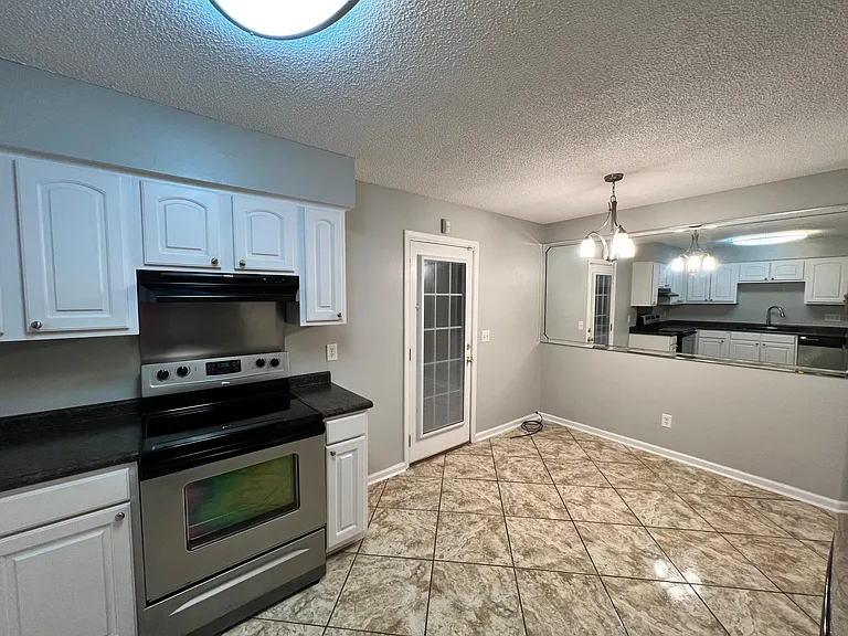 700 Coventry Ln #J — Photo 5