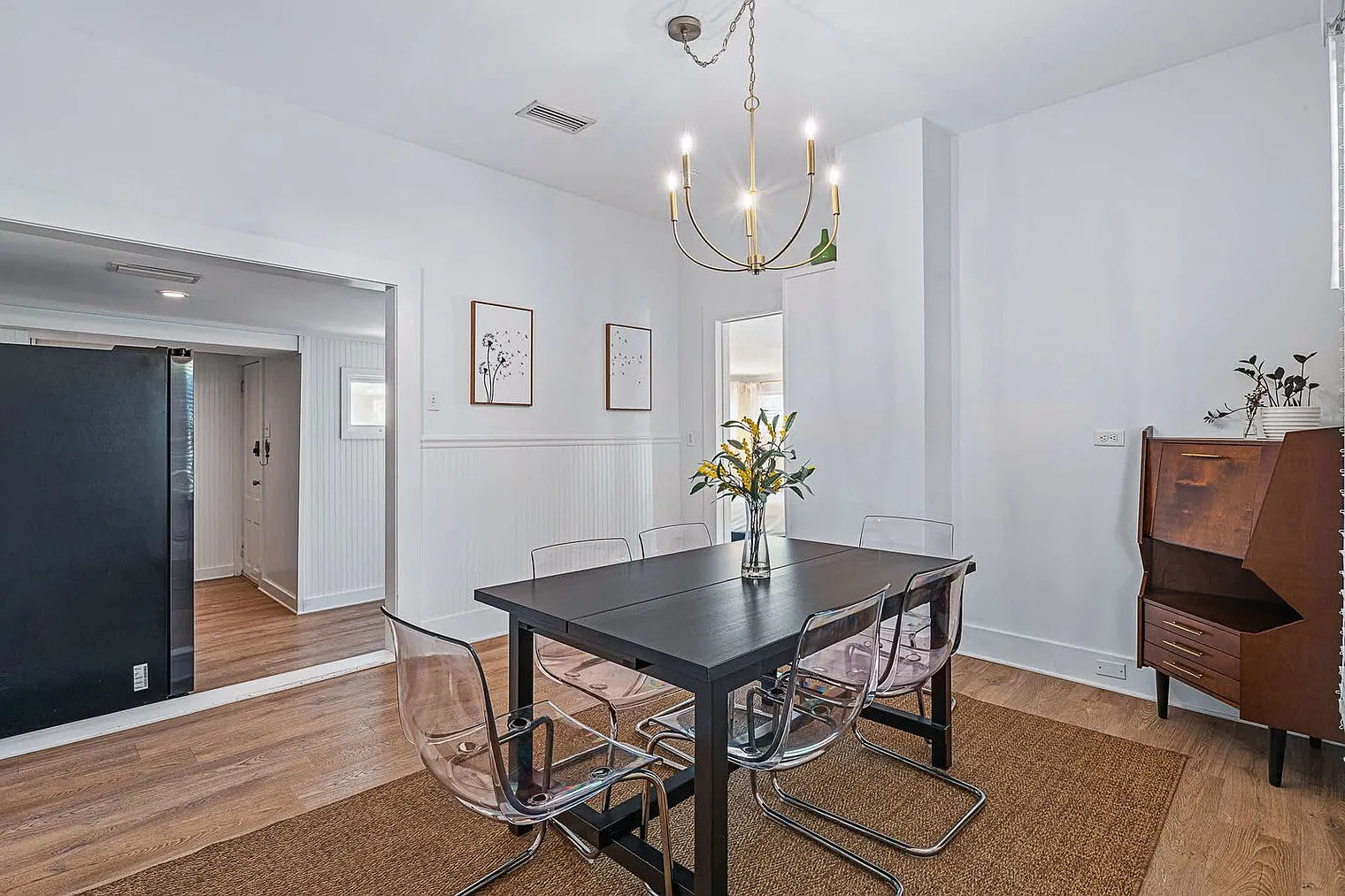 2 bed, 1.0 bath, 1194 sqft, $2,242 — Photo 3