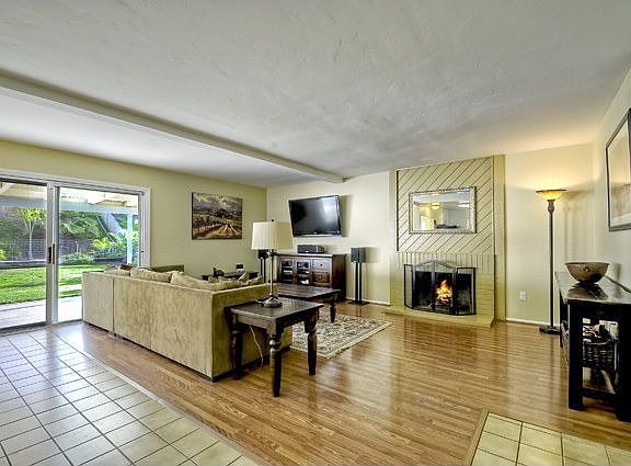Family Room w/fireplace