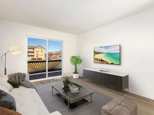 636 S Lakehurst Dr, Olathe, KS 66061