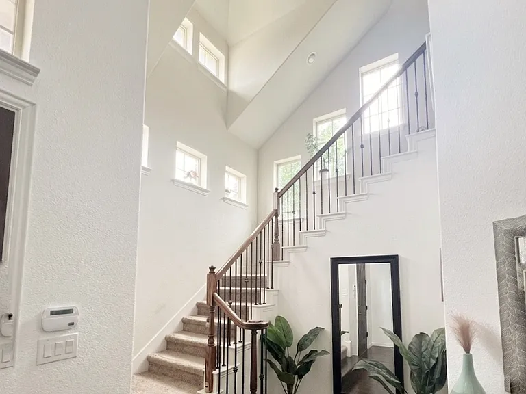 2857 Edinburgh Dr — Photo 2
