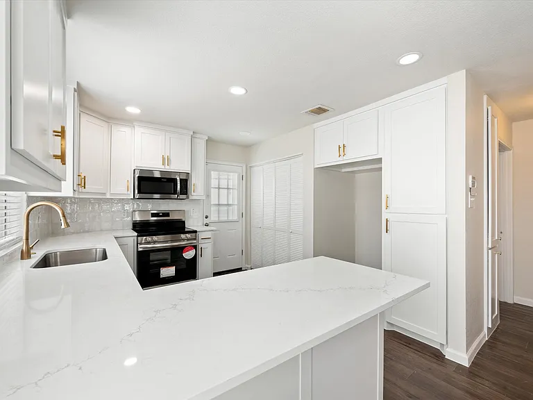 5718 Cancun Dr — Photo 9