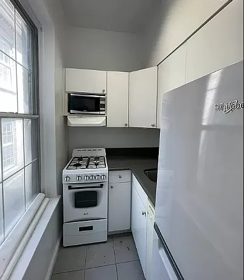 320 E 50th St #5A — Photo 3