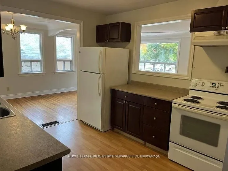 235 Lakeshore Rd W — Photo 11