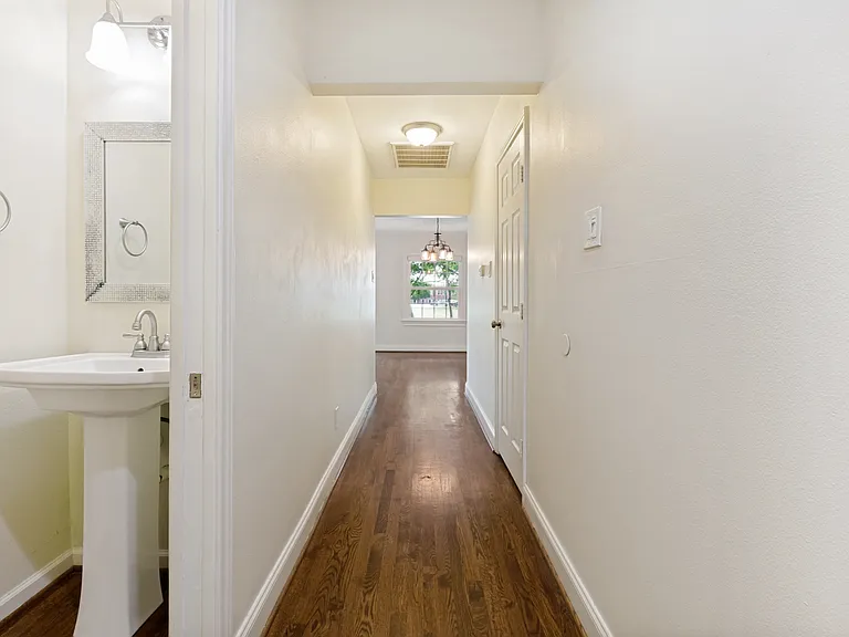615 S Montclair Ave — Photo 21