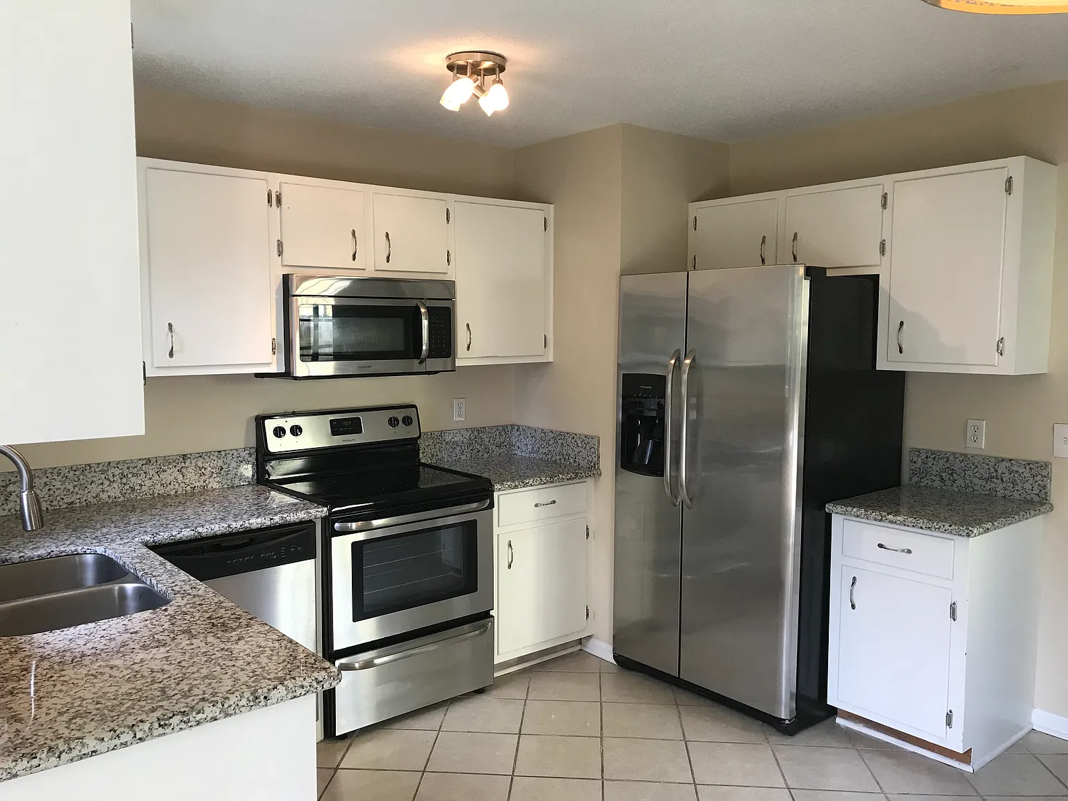 3 bed, 1100 sqft, $1,600 — Photo 3