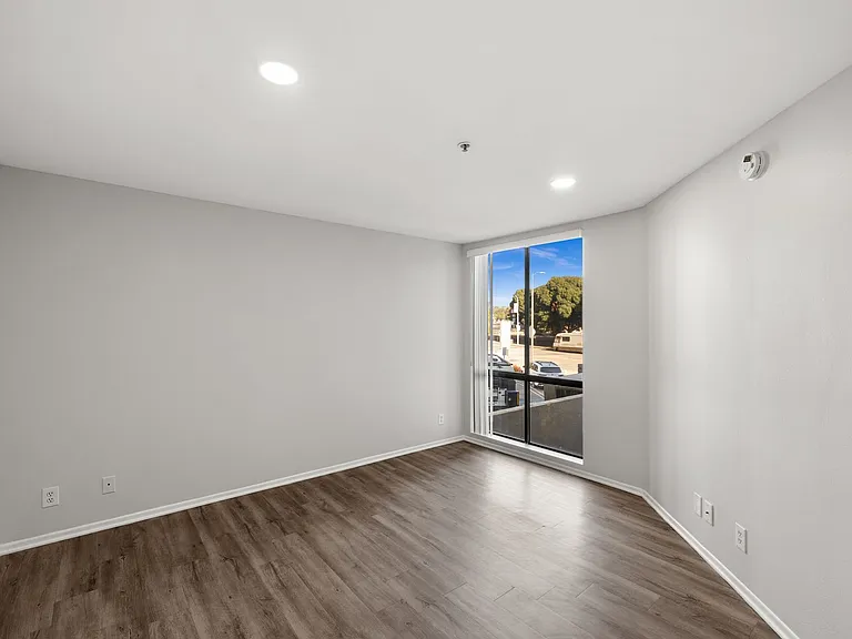 1223 Federal Ave — Photo 133
