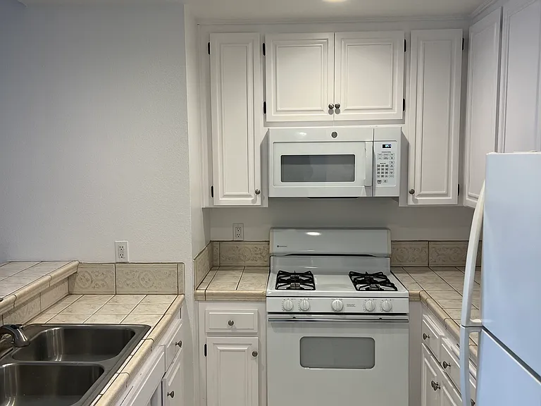 1443 Barry Ave #301 — Photo 8
