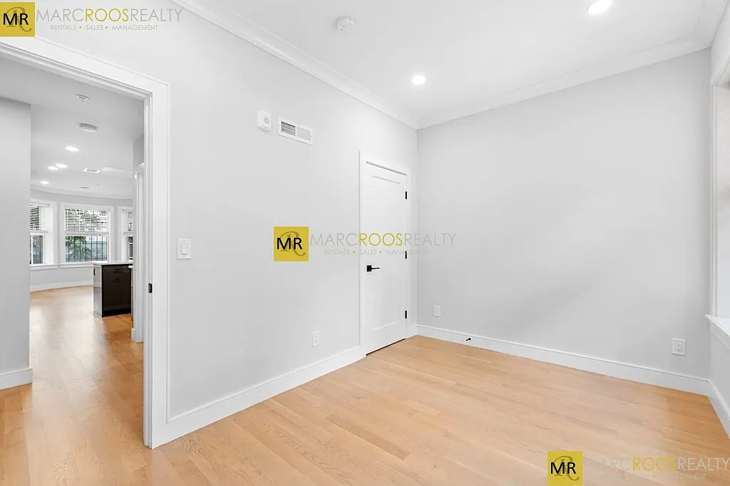 2 bed, 695 sqft, $4,400 — Photo 1