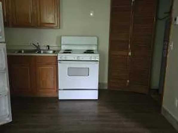 326 W 8th St, Grove, OK 74344
