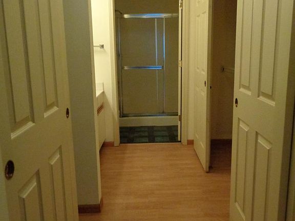 Master bedroom Walking closet / 2 bath /