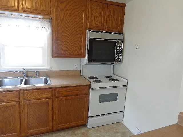 94 W 250 N — Photo 12