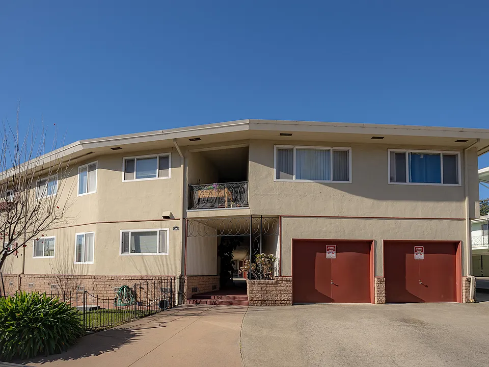 Explore this delightful suburban apartment, offering comfort and convenience.