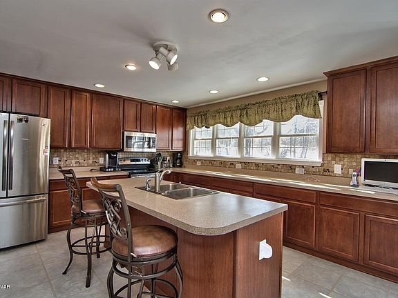 3rd image of 6 Kernwood Dr
