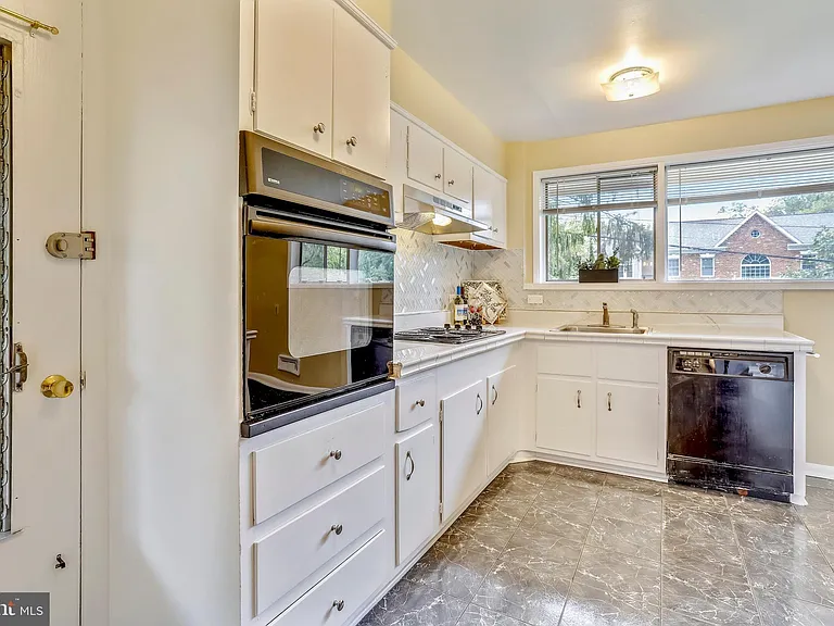 6048 Rossmore Dr — Photo 8