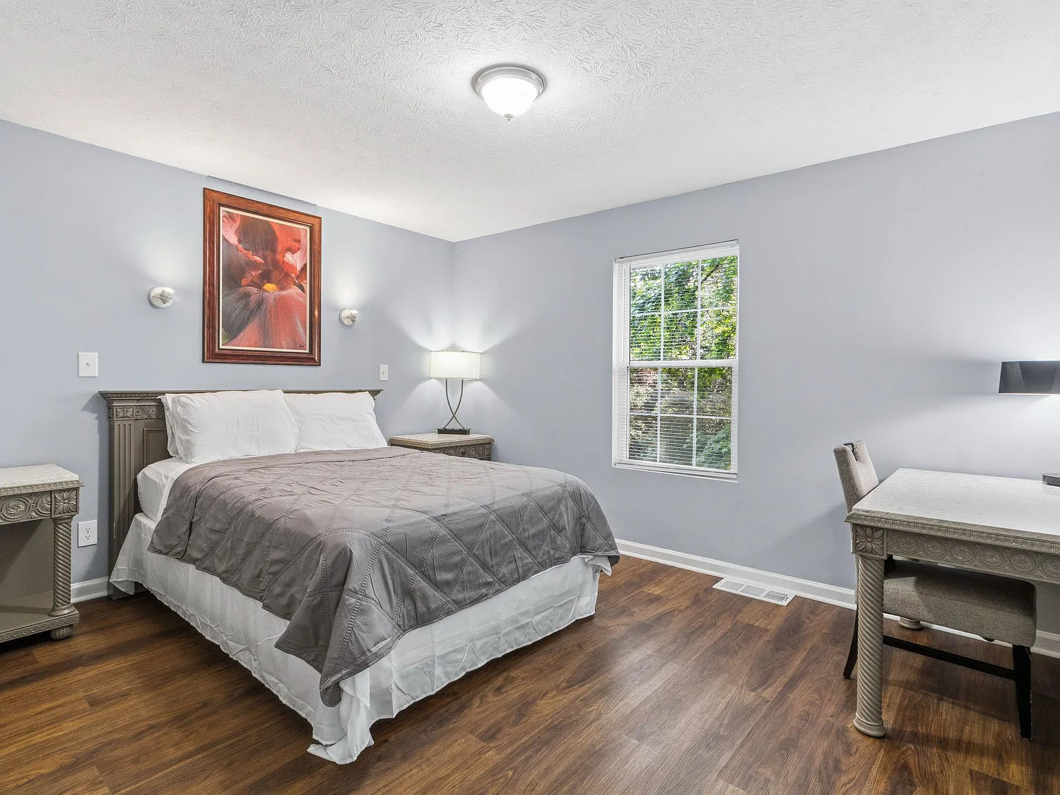 3 bed, 1.0 bath, 806 sqft, $888 — Photo 2