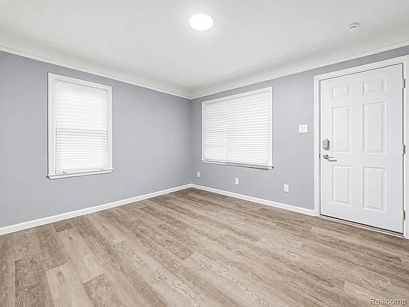 3rd image of 12582 Duchess St