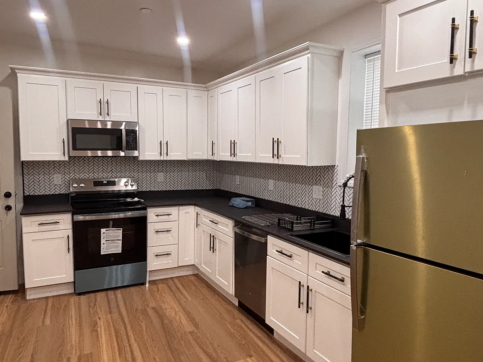 3 bed, 9999 sqft, $3,750 — Photo 1