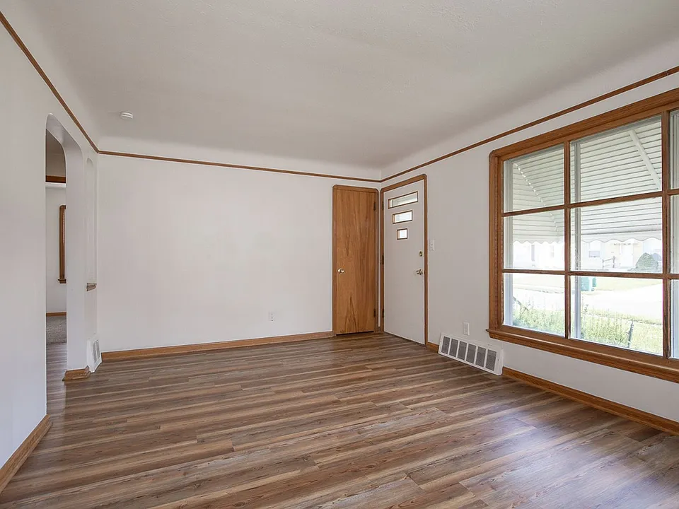 16011 Maplewood Ave