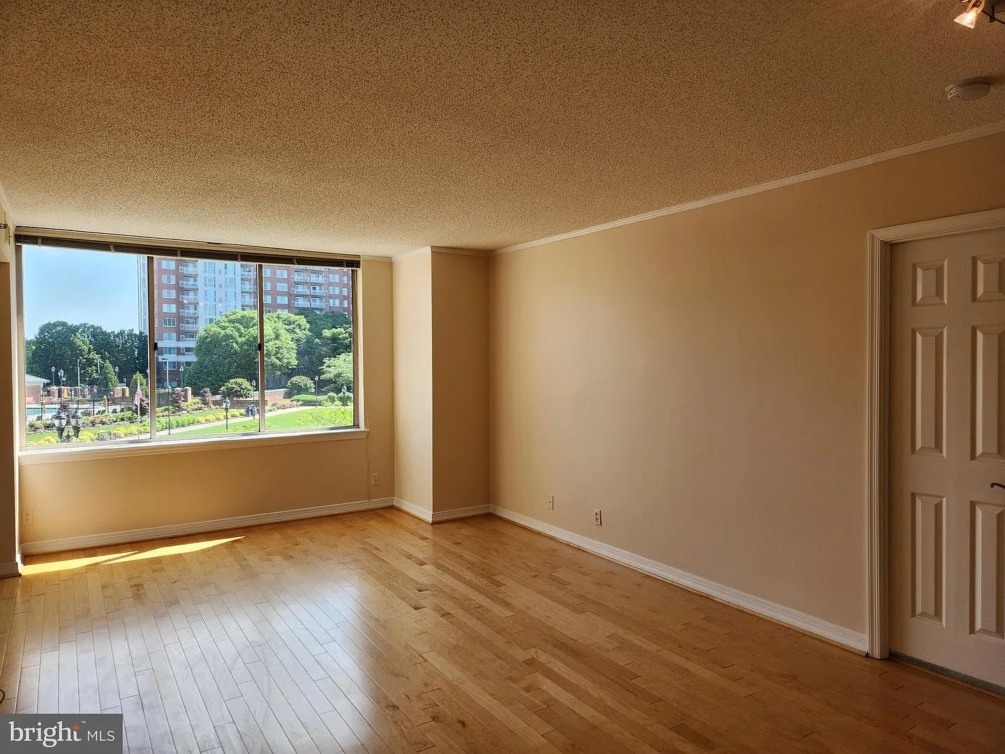 2 bed, 975 sqft, $2,600 — Photo 3