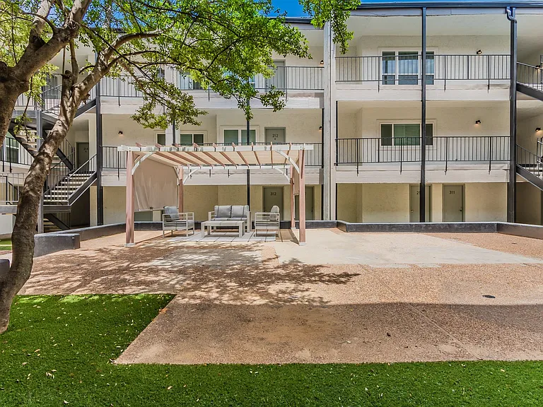 Courtyard Condos — Photo 16