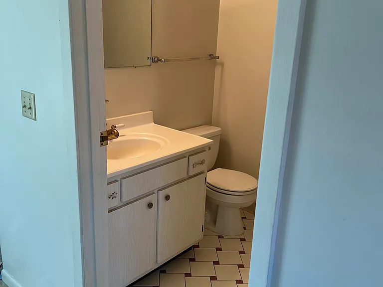 515 Greenfield Ln #B — Photo 11