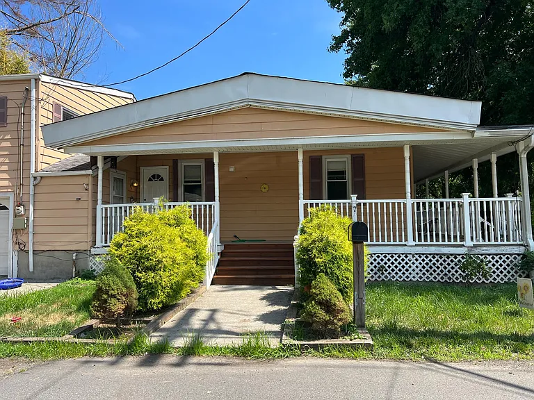 24 Hobson Ave — Photo 2