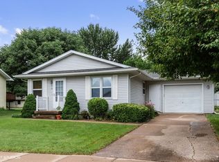 55 Prairie Ridge Ct, North Liberty, IA 52317