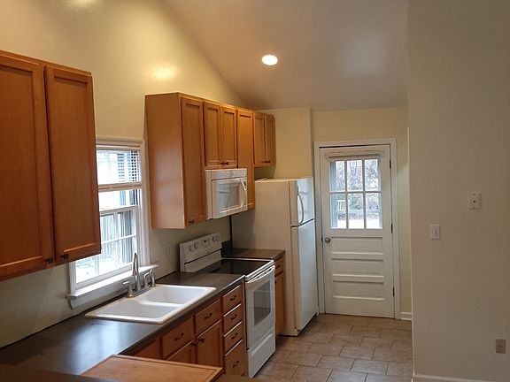4th image of 605 Railroad Ave #A
