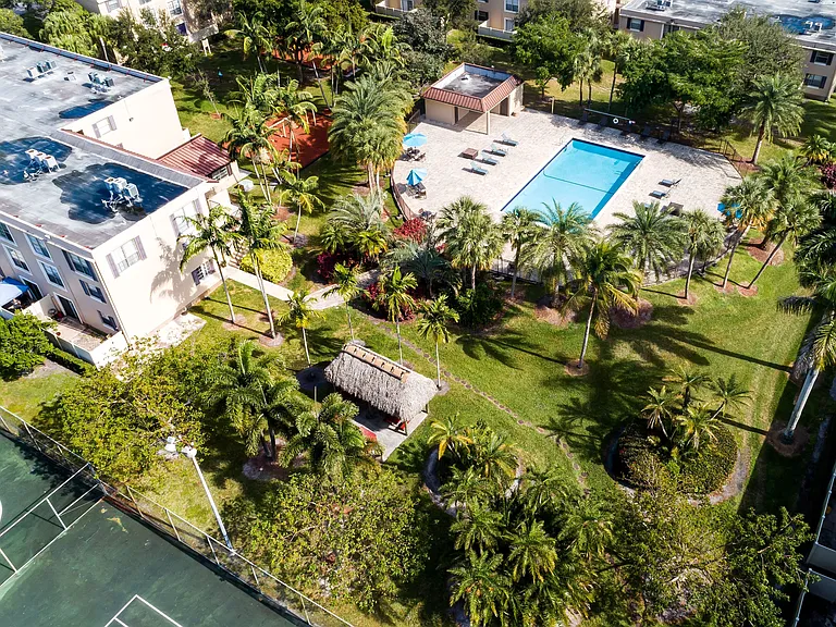 Community Grounds | Sunset Palms | Apartments For Rent in Hollywood FL