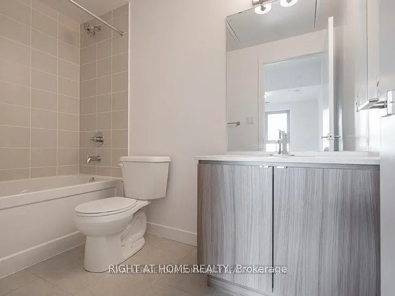 2433 Dufferin St #606 — Photo 9