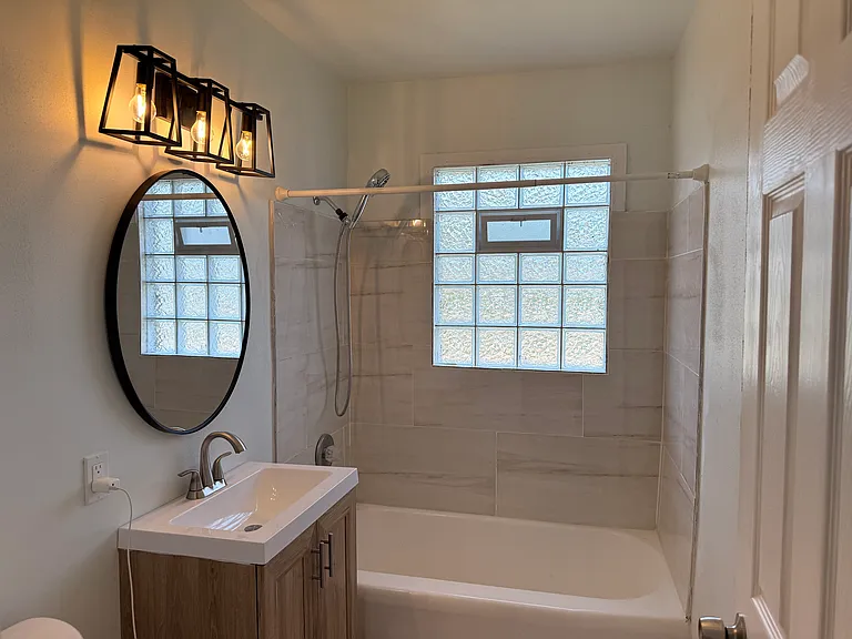 4010 W Lancaster Ave — Photo 3