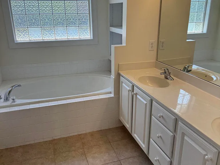 1052 Stonebridge Ln — Photo 10