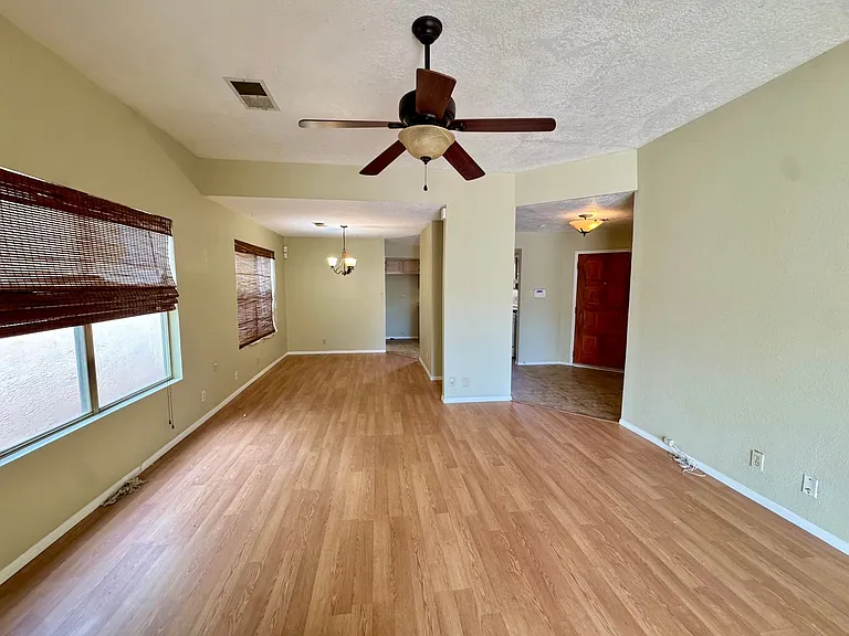 1928 Lee Loop NE — Photo 12