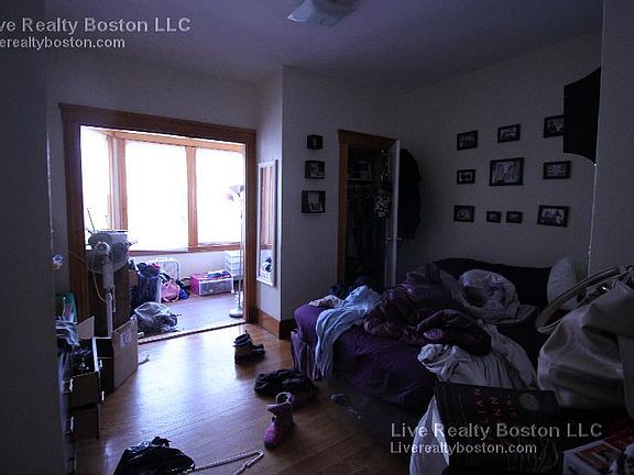 5th image of 122 Glenville Ave
