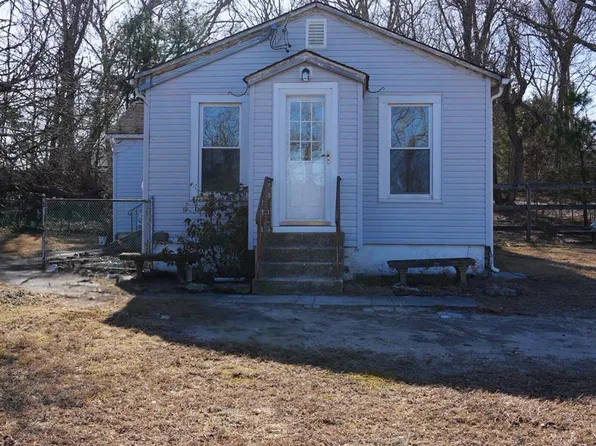 36 Barnes Road, Manorville, NY 11949